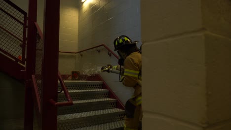 Bombero-Rocía-Manguera-Contra-Incendios-Durante-Un-Ejercicio-De-Entrenamiento-De-Emergencia-Contra-Incendios