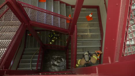 Bombero-Rocía-Manguera-Contra-Incendios-Durante-Un-Ejercicio-De-Entrenamiento-De-Emergencia-Contra-Incendios