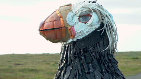 Un-Frailecillo-Copetudo-Hecho-Enteramente-De-Basura-Encontrada-En-La-Playa-Y-En-El-Océano