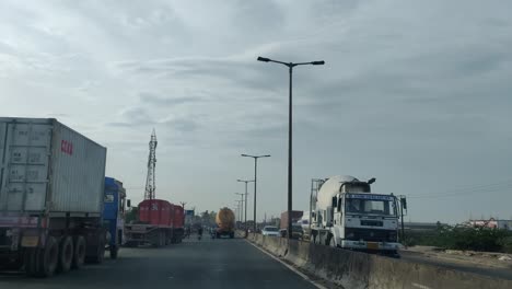 Una-Vista-De-La-Carretera-A-Minjur-Que-Tiene-Camiones-Y-Vehículos-Pesados-Estacionados-A-Ambos-Lados-De-Las-Carreteras