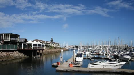 Sonniger-Tag-Am-Yachthafen-Mit-An-Den-Pontons-Angedockten-Booten-Und-Wolken-Am-Himmel