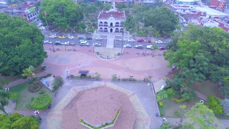 view-overflight-in-reverse-of-Fortin-park,-observing-of-kiosk-and-municipal-palace,-of-the-town-of-Fortin-in-tehe-state-of-Veracruz,-Mexico