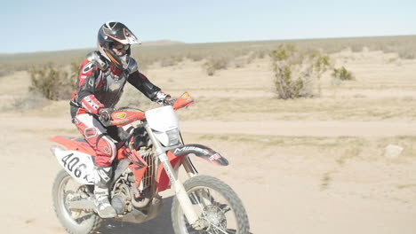 Cámara-Lenta:-Un-Motociclista-Conduce-Su-Crf-Honda-Por-El-Desierto-De-Izquierda-A-Derecha