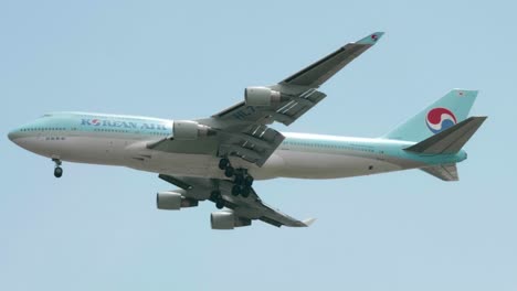 Korean-Air-Boeing-747-4b5-Hl7402-Acercándose-Antes-De-Aterrizar-En-El-Aeropuerto-De-Suvarnabhumi-En-Bangkok-En-Tailandia