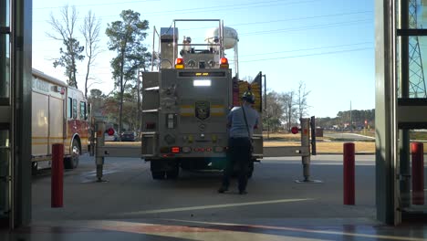 Feuerwehrmann-Bereitet-Ausrüstung-Auf-Einem-Feuerwehrauto-Vor,-Um-Für-Notfallmaßnahmen-Und-Brandbekämpfung-Bereit-Zu-Sein