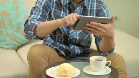 Hombre-Navegando-Y-Usando-Su-Tableta-Mientras-Está-Dentro-De-Una-Cafetería-4k