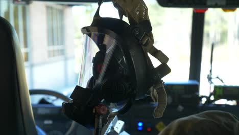 Feuerwehr-Atemschutzmaske,-Die-In-Einem-Feuerwehrauto-Hängt-Und-Bei-Bedarf-Einsatzbereit-Ist,-Um-Auf-Einen-Notfall-Zu-Reagieren