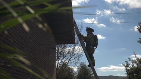 Feuerwehrmann-Klettert-Während-Einer-Notfall--Und-Rettungsaktion-Eine-Leiter-Hinauf