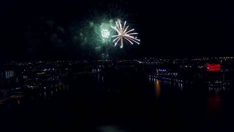 4.-Juli-Feuerwerksdrohnenaufnahmen-Baltimore-Inner-Hafen