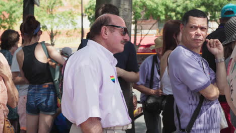 Alter-Mann-Mit-Regenbogenfarbenem-Herzaufkleber,-Der-Darauf-Wartet,-Dass-Der-Gay-pride-marsch-In-Paris,-Frankreich,-Passiert