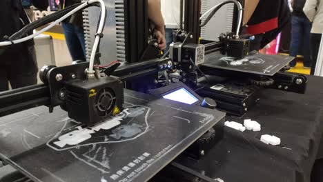 3D-printers-are-printing-digital-images-from-computers-in-3D-form