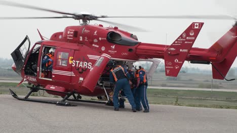 Stars-Medizinischer-Hubschrauber-Lädt-Einen-Patienten-Für-Den-Transport
