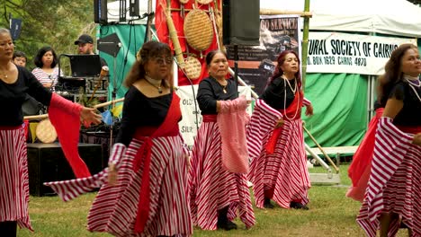 Baile-Filipino-Festival-Histórico-Tradicional,-Ropa-Filipina-Bailando-Durante-El-Festival-Filipino