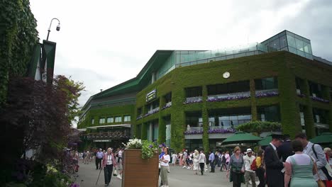 Wimbledon-2019:-Vista-De-La-Cancha-Central-Desde-Afuera,-Con-Fanáticos-Y-Turistas-Caminando