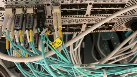 Verbundenes-Glasfaser-Netzwerkkabel-In-Einem-Fibre-Channel-Netzwerk-Switch