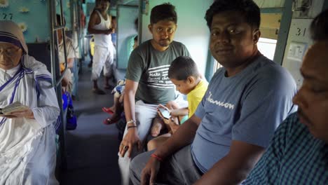 Gente-India-Que-Viaja-En-Tren-De-Vacaciones-A-Algún-Lugar,-Viaje-En-Tren