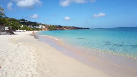 Blick-Auf-Ein-Paar,-Das-Entlang-Des-Grand-Anse-Beach-Zurück-Zum-Resort-Auf-Der-Karibischen-Insel-Grenada-Geht