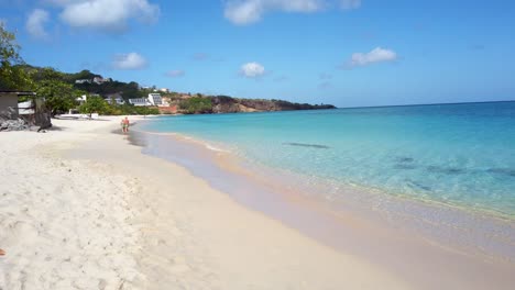 Vista-De-Una-Pareja-Caminando-Por-La-Playa-De-Grand-Anse-De-Regreso-Al-Resort-En-La-Isla-Caribeña-De-Granada