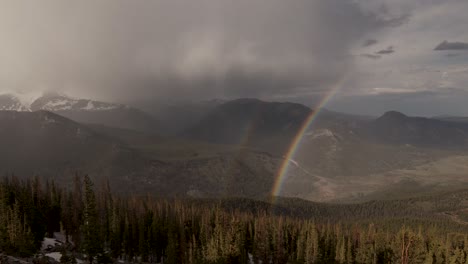 Doppelter-Regenbogen-Im-Rocky-Mountain-Nationalpark