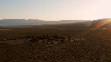 Die-Sierra-Nevada-Bei-Sonnenaufgang-Mit-Im-Hintergrund-Ein-Hotel-Und-Ein-Wohnmobilcampingplatz