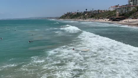 Gente-Surfeando-Tranquilamente-Y-Disfrutando-Del-Sol-De-Verano-En-La-Playa-De-San-Clemente-En-El-Sur-De-California
