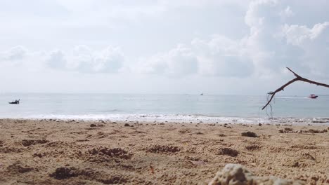 Landschaftsansicht-Des-Weißen-Meeressandstrandes-Im-Sommer-Tagsüber-Mit-Einigen-Wellen-Und-Wind-In-Phuket,-Thailand---In-Zeitlupe-4k-Uhd-Video---Kamera-Bewegt-Sich-In-Der-Nähe-Der-Strandoberfläche-Mit-Felsen-Am-Strand