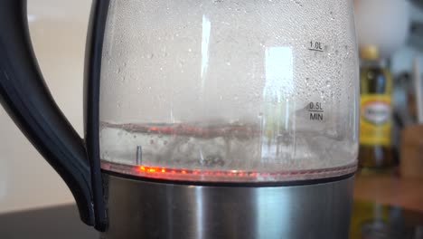 Kochendes-Wasser-Sprudelt-In-Einem-Glaskessel