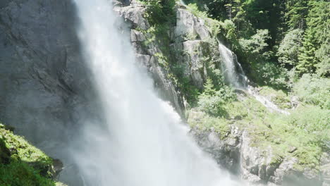 Großer-Wasserfall-In-Den-Wäldern-Der-Italienischen-Alpen-In-Zeitlupe-100-Fps
