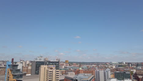 Aufnahme-Der-Skyline-Des-Stadtzentrums-Von-Leeds-Während-Des-Sonnigen-Sommertages-Von-Einem-Hohen-Aussichtspunkt-Mit-Blauem-Himmel---Wolken-Ausblenden