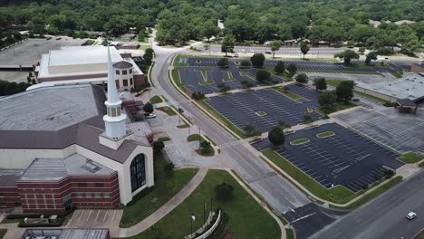 Iglesia-Bautista-De-Acres-Verdes-En-Tyler,-Texas-En-Un-Día-De-Verano