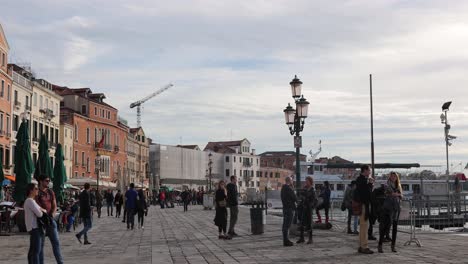 Gruppen-Von-Menschen-Und-Touristen-Im-Straßenhafen-Am-Canal-Grande-In-Venedig,-Italien