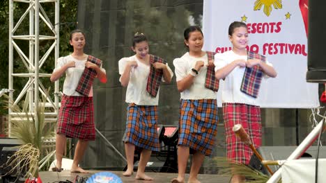 Philippinischer-Tanz-Traditionelles-Historisches-Festival,-Philippinischer-Kleidungstanz-Während-Des-Philippinischen-Festivals