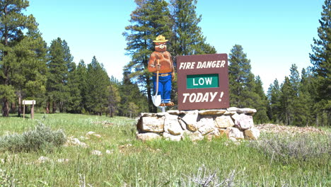 Eine-Brandgefahr-Im-Wasatch-Wald-Außerhalb-Von-Kamas,-Utah,-Die-Besagt,-Dass-Die-Gefahr-Gering-Ist
