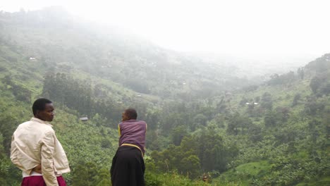 Zwei-Junge-Afrikanische-Mädchen-Starren-In-Ein-üppig-Grünes-Tal-Im-Ländlichen-Uganda