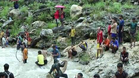 Fischtötungsfest-Im-Himalaya:-Maund-Mela