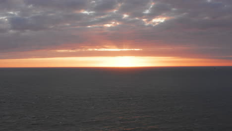 Die-Nordsee-Bei-Einem-Windigen-Sonnenuntergang