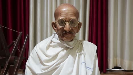 Estatua-Del-Padre-De-La-Nación-Mahatma-Gandhi-Con-&#39;charkha&#39;-En-Un-Museo-En-Dehradun,-Uttarakhand-India