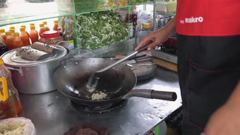 Toma-En-Cámara-Lenta-De-Comida-Callejera-Salteada