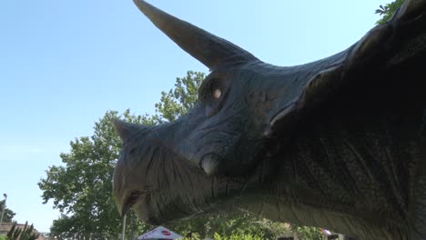 Dinosaurio-Tricheraptus-Realista-En-El-Cierre-De-La-Cabeza-Del-Parque