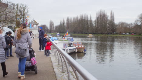 Peatones-Ingleses-En-Un-Día-Frío-Y-Nublado-Cerca-De-Un-Río