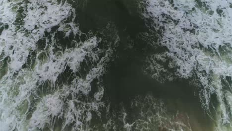 Videos-De-Drones-De-Personas-Surfeando-En-Una-Playa-En-India,-4k-60-Fps-Reducidos-A-0-30-Fps