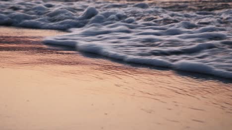 Sunset-Beach,-Nahaufnahme-Von-Ozean,-Meereswellen,-Sonnenuntergangsfarben