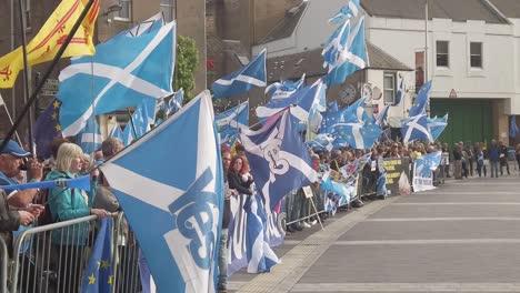 Primer-Plano-En-Cámara-Lenta-De-Los-Manifestantes-Escoceses-Y-Sus-Banderas-Fuera-De-La-Sala-De-Conciertos-De-Perth,-Donde-Se-Lleva-A-Cabo-La-Campaña-De-Liderazgo-Tory