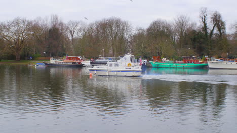 Schwenk-über-Ein-Kreuzerboot-Auf-Einem-Fluss