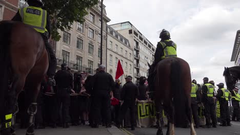 Antifa-Se-Reúnen-Fuera-Del-Estudio-De-La-Bbc-Para-Protestar-Contra-Tommy-Robinson-En-Londres,-Reino-Unido
