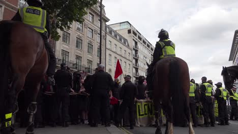 Antifa-Versammeln-Sich-Vor-Dem-Bbc-studio,-Um-Gegen-Tommy-Robinson-In-London,-Uk,-Zu-Protestieren