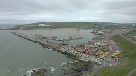 Eine-Luftaufnahme-Des-Baufortschritts-Am-Neuen-Südhafen-Von-Aberdeen-In-Nigg-Bay-An-Einem-Bewölkten-Tag