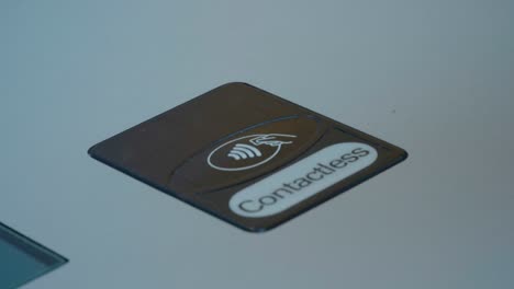 Mit-Kontaktlosem-Atm-pad-Mit-Emv-chip-debitkarte,-Nahaufnahme-Detail