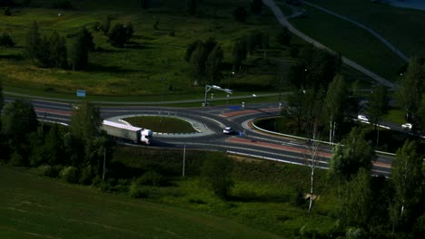 Rotonda-De-Poco-Tráfico-En-Lituania-Con-Tráfico-Rápido