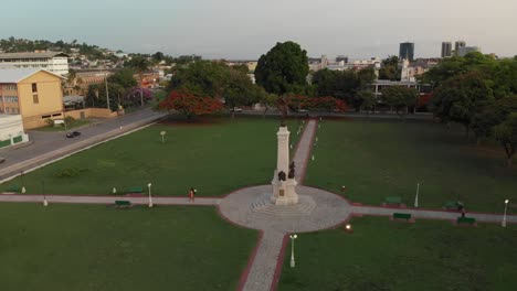 Un-Majestuoso-Cenotafio-En-Memorial-Park-Port-Of-Spain